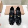 Роскошные туфли Miu Loafers Casual обувь балетная обувь дизайнерская вечеринка патентная кожаная полуфлат-ягня