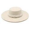 Chapéus de aba larga Chapéus de balde Spring Autumn Cap Hats Cap Bowler redonda Fedoras Wide Brim Pearl Com Chain Chapel Beach Wedding Picture Elegant 230413