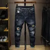 メンズジーンズヒップホップジーンズの男性弾力性ダークブルーリッピングジーンズボーイズスリムフィットファッションストリートウェアパンツマンジーンズパッチ服w0413
