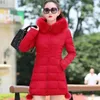 Winter Women Gacket Parka Big Fur Terced مقنعين معطفًا دافئًا سميكًا معطفًا غير رسمي أزياء أوروبية أزياء أسود قمم أنثى سوداء