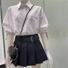 Novo conjunto de roupas esportivas de manga curta masculina e feminina de designer de luxo Camisa Família Triângulo Nylon Plissado 2023 Verão Nova Cintura Alta Versátil Saia Fina