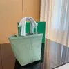 nuevo bolso tote para primavera verano otoño e invierno con líneas limpias bottega sale a la calle preferido veneta bolso tote clásico