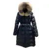 Designer Womens Down et Parka mi-longueur à capuche grand col en fourrure de renard taille cintrée coupe slim style de mode badge brodé épaissi hiver chaud haut