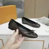 Marken-Modeschuhe Schleife Ballettschuhe Frühling und Herbst 100% Lederbuchstaben Mode schwarze Schuhe mit flachem Boden Damen runde Zehenlederschuhe plus Größe 34-42