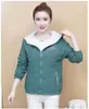 Kvinnorjackor Spring Autumn Jacket Fashion Letter Print Hooded Thin Windbreaker Kvinnlig kortrock Outwear Pink Green Y444