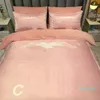 roze mode-ontwerper beddengoed sets winter fluwelen laken brief gedrukt dekbedovertrek kussenslopen hoge kwaliteit queen size ontwerpers dekbed set