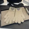 Winter Frauen Gestrickte Handschuhe Designer Weiche Warme Handschuhe Dreieck Mental Fünf Finger Handschuhe