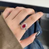 Anéis de cluster Karloch S925 anel de prata esterlina para mulheres simulação de luz de luxo rubi diamante de alto carbono incrustado com zircão