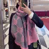 Vinterkassandes halsduk Deisgner Long Shawls Women Cashmere Scarfs Jumbo G Tryckta rosa halsdukar för mjuka beröring varma omslag med taggar lyxiga mössa tillbehör