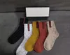 Chaussettes pour hommes de créateurs Chaussettes pour hommes et femmes de créateurs Cinq paires de chaussettes de sport de luxe avec lettrage en maille d'hiver imprimé en coton de soie dorée pour hommes et femmes boîte VPN3