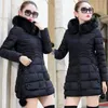 Winter Women Gacket Parka Big Fur Terced مقنعين معطفًا دافئًا سميكًا معطفًا غير رسمي أزياء أوروبية أزياء أسود قمم أنثى سوداء