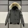 Herren down Parkas Moncier Hochqualität Kanada Pufferjacke Frauen Männer Gänse Parka Real Wolf Pelz Hoodie Pilot Goosen Jacken Bomber Knopf Down Jacke Reißverschluss Taschenpocket Krieg