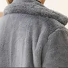 女性の革のフェイクレザーエレガントな長い冬のフェイクファーコート女性ファッションぬいぐるみ毛皮コートゆる高品質の濃い冬の毛皮オーバーコート231114