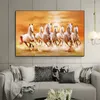 Siedem bieżących zwierząt z białych koni malowanie złotych plakatów zwierząt i drukowania nowoczesnego obrazu sztuki ściennej do salonu