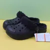 Gratis fraktdesigner Croc med pälssandaler Sandaler Slide klackar plattform för svarta vita män Kvinnor Klassiker Sandal Slide Pantoufle Mens Slippers Sandles