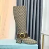 Yüksek Topuklu Uzun Botlar Sonbahar Kış Kış Kaba Topuk Kadın Ayakkabı Gerçek Deri Fermuar Mektup Metal Kemer Tokası Yüksek Boot Arap Designer Shoe Lady Heels Boyut 35-42