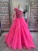 Neon-Pink Little Girl Pageant Dress Feather One-Shulder Crystal Royal Baby Kid Fun Fashion Runway Drama Födelsedag Formell cocktailparty klänning Toddler Teen Preteen