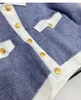 Damenjacken Sandro Age Reduction Strickjacke in Blau und Weiß mit geprägten Knöpfen