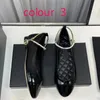 Chaussures habillées de luxe Designer Chaussure de ballet 100% cuir véritable Printemps Automne Perle Chaîne en or Mode Nouvelle chaussure de bateau plate Lady Lazy dance Mocassins Femmes noires Chaussures taille 34-42