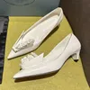 Nya origamiblommapumpar Polerad läder Låg häl pekade tå slingbacks balettlägenheter Skor Slip-on Women Luxury Designers klänning Sko med låda gratis leverans