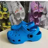 الأطفال Flip Flop slippers مصمم صغار الصغار الصنادل التمساح ثقب Hole Boys Boys Girls Beach Shoes Infants الطفل غير الرسمي الصيفي الشباب الأطفال شرائح الضوء