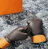 Skórzane rękawiczki do ciepła na zewnątrz i zawody bokserskie jako prezenty kolekcjonerskie