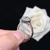 Anelli a grappolo Brilliant Forever Anello di fidanzamento con diamante Moissanite colore D da 1 ct 6,5 mm AU750 Qualità oro bianco 18 carati