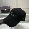 Gorras de bola Gorras de bola de piel sintética Sombreros de cubo de lana esponjosa para diseñador de invierno Marca de béisbol Sombrero de pescador Hombre Mujer Sombreros cálidos para el sol Negro