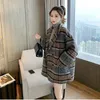 Dameswolmengsels Dames Winter Koreaanse wollen geruite jas Tweed Vintage losse vrouwelijke jas Slanke dubbele rij knopen revers gesplitste knop Overjas 231114