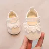 Premiers marcheurs mignons chaussures de bébé blanches pour l'automne brodé princesse berceau semelle souple fille robe de mariée dentelle