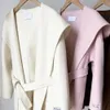 Cappotto da donna in misto lana da donna bianco rosa cammello in lana con cappuccio per l'autunno primavera inverno giacca media lunga in lana con lacci elegante a doppia faccia con cappuccio 231114