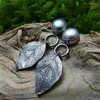 Dingle örhängen vintage rund inlagd gråaktiga blå stenar gamla silverfärg metall snidning blad för kvinnor