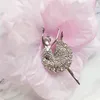 ブローチピンブルコムバレリーナ美しいバレエガールブラス光沢のあるフルラインストーンゴールドカラーヒジャーブアクセサリー優雅なダンサー