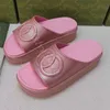 مصمم G Slippers الصيف سميك وحيد مسطح المطاط بلاتفبرم صندل سيدات كسول الأحذية في الهواء الطلق عطلة مقاومة للماء أحذية الشاطئ