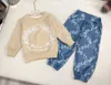 Luxuriöser Baby-Trainingsanzug für Herbst, Kinder, Designerkleidung, Kinder, zweiteiliges Set, Größe 100–150, Brust-Logo-Druck, Kapuzenpullover und Jeans, 10. November