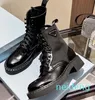 Modaya uygun kadın giyim tasarımcısı Rois ayak bileği Martin Boots ve Naylon Askeri İlhamlı Savaş Kumaş Çantası