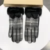 Fashion Wool Gloves Designer Bu Gloves Women Warm Luvas Luxury 2 Colors Guantes Winter Plush Lining Finger Gloves Classic Brand Gants