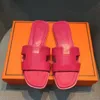 2022 Zapatillas de diseñador Sandalias clásicas Zapatos de moda de cuero genuino Zapatilla de mujer Playa Chanclas de tacón plano con bolsa para el polvo tamaño 34-43 012