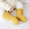 Barnstrumpor Spring Autumn Baby Children's Elastic Mid-Tube Sock Cute Solid Color Pit Mönster för att hålla varma spädbarnskläder tillbehörsl231114