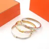 Desiger bracelet bracelets pour femmes bijoux de manchette de luxe titane plaqué or 18 carats lettre bracelet en acier inoxydable dans les mains cadeaux de fête pour filles accessoires