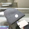 Monclair Hat Luxury Beanie En Kalite Tasarımcı Kafatası Kapakları İşlemeli Rozet Erkek ve Kadın Yün İplik Şapkası Sıcak ve Soğuk Kanıt Beanie Kulak Koruma Kış