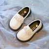 Sneakers Kids Pu skórzane buty Sprężyna jesień mody dziewczęta perły zwykłe księżniczki mieszkania miękkie mokasyny proste dzieci czarny beż 230413