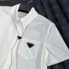 プラスサイズのドレスデザイナーナイロンドレスシャツトップセット女性レターバッジホワイトTシャツレディースファッションセクシーな黒いスカート衣料品スーツ373i N73J