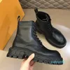 Stivali da donna stivaletti scarpe in pelle oversize da uomo Stivaletti monolitici Martin alla caviglia di ispirazione militare con plateau da combattimento fondo da donna