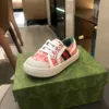 Volledige nieuwe peuterschoenen print van brieven Kids Designer schoenen doos verpakking maat 20-25 baby-wandelschoenen