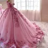 الفساتين الساخنة الوردي quinceanera فساتين ثلاثية الأزهار الأزهار الديكور الحديثة قبالة الكتف الدانتيل مشد الأميرة Prom Vestidos de 15 Anos
