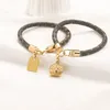 Brazalete superior Brazalete de oro negro Diseñador Mujeres Regalos de amor Pulsera colgante Joyería chapada en oro de 18 quilates Pulsera con dijes de letras Primavera Señoras románticas Joyería familiar al por mayor