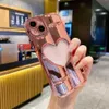 Novas lindas capas de telefone celular com lanterna oca amor galvanizada adequadas para iPhone 15 Pro Max Luxo e estereoscópico Apple 14 Furo de precisão