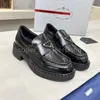 Designerschuhe Männer Frauen weiche Kuhläden-Plattform Sneaker P Dreieck Slipper Gummi-schwarzes glänzendes Leder klobig runden Kopf Sneaker Dicke Bodenschuh mit Kastengröße 35-46