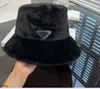 Designer Fur Bucket Hat Cap 2024 Nuovi 4 colori Inverno caldo addensare Casual cappelli da pescatore aderenti Classic Ski Skull Beanie Hats per le donne